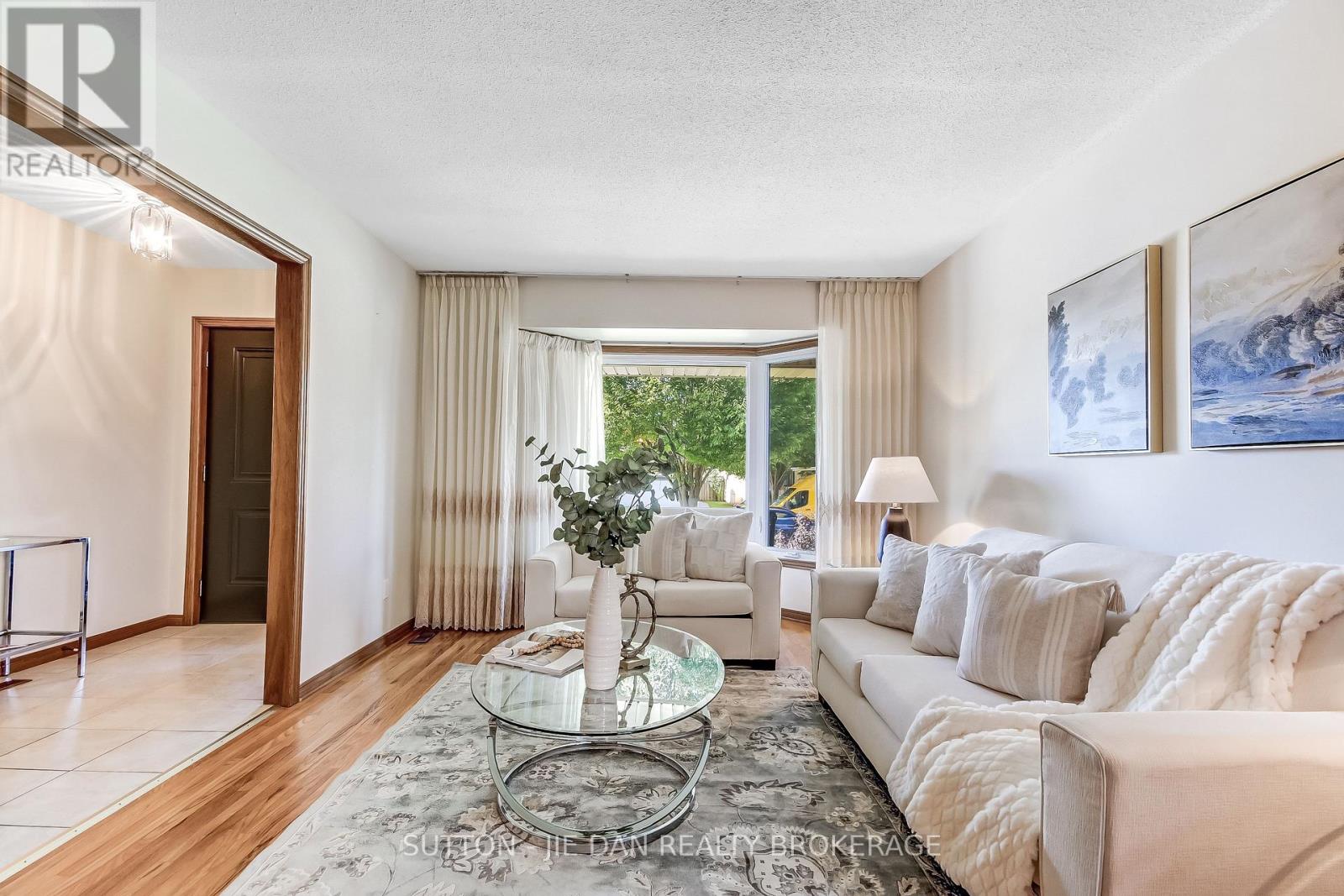 28 COUNTRY CLUB LANE - Image 3