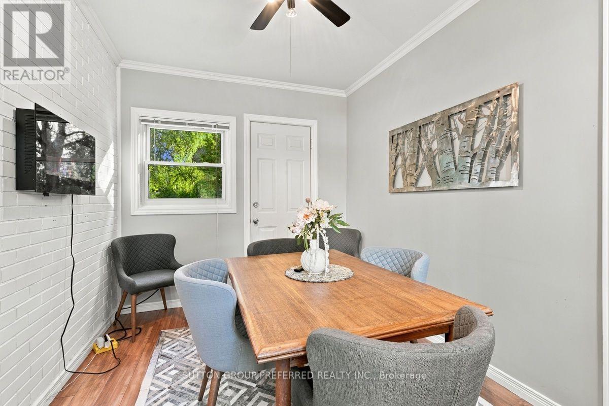 465 Glen Crescent — photo 16