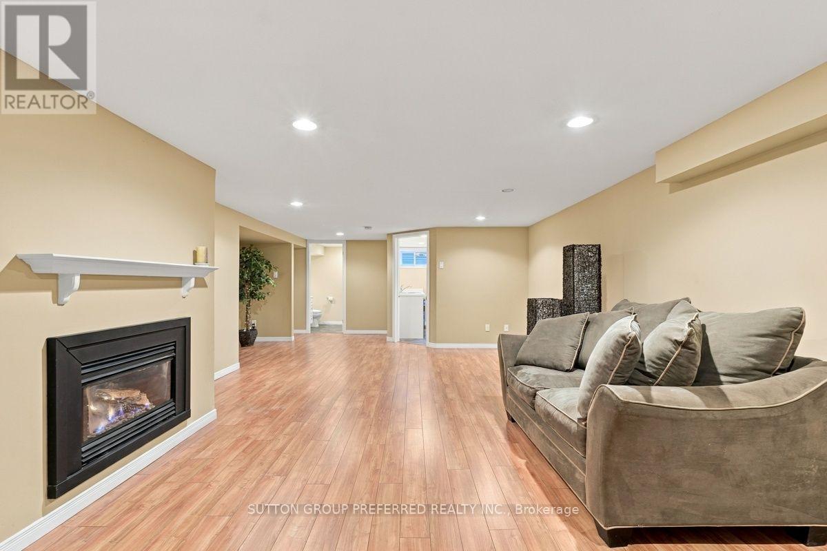 465 Glen Crescent — photo 27