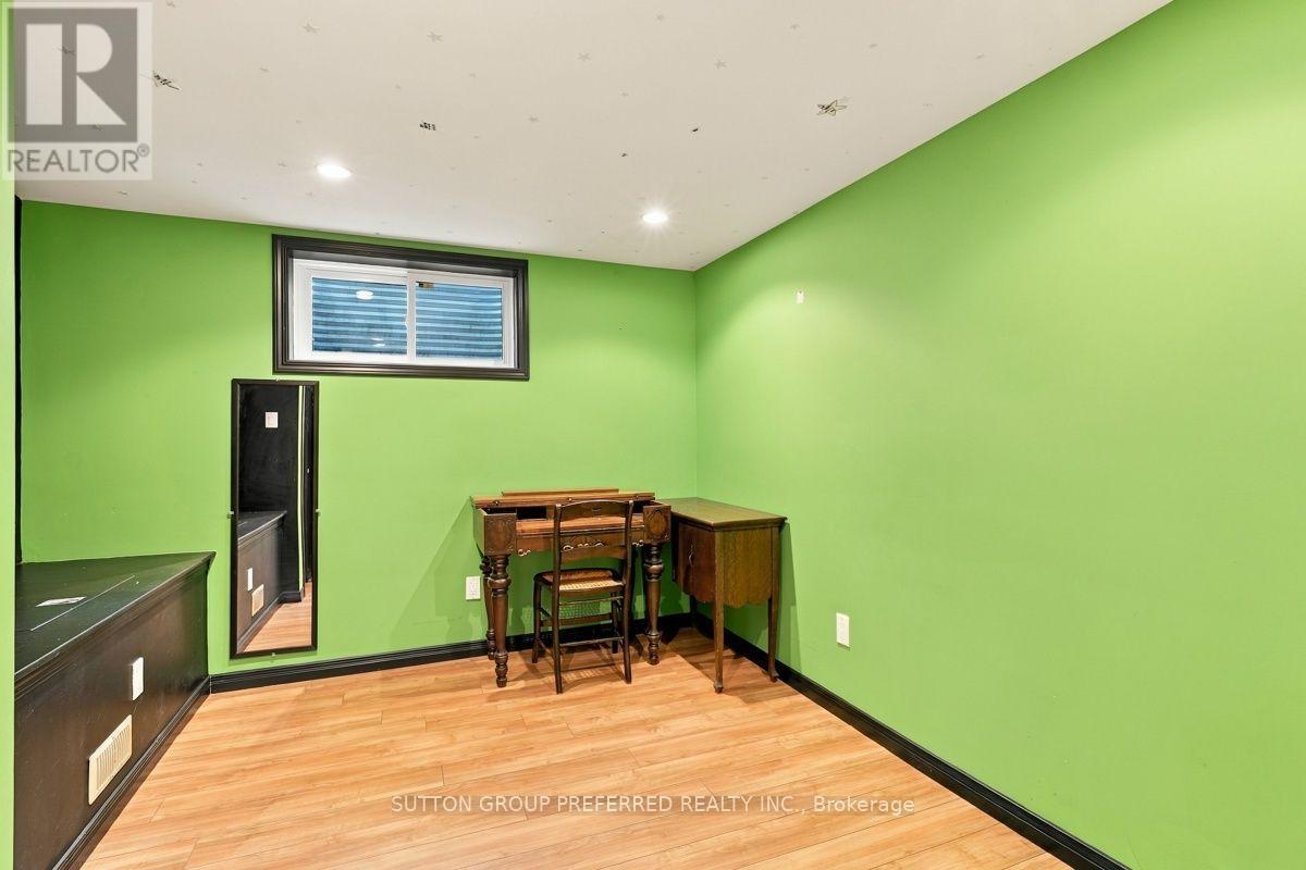 465 Glen Crescent — photo 29