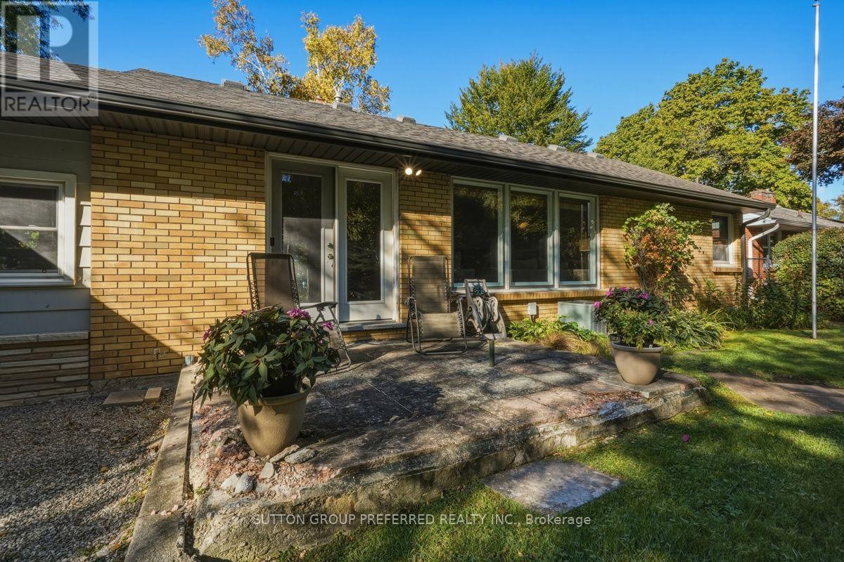 465 Glen Crescent — photo 37