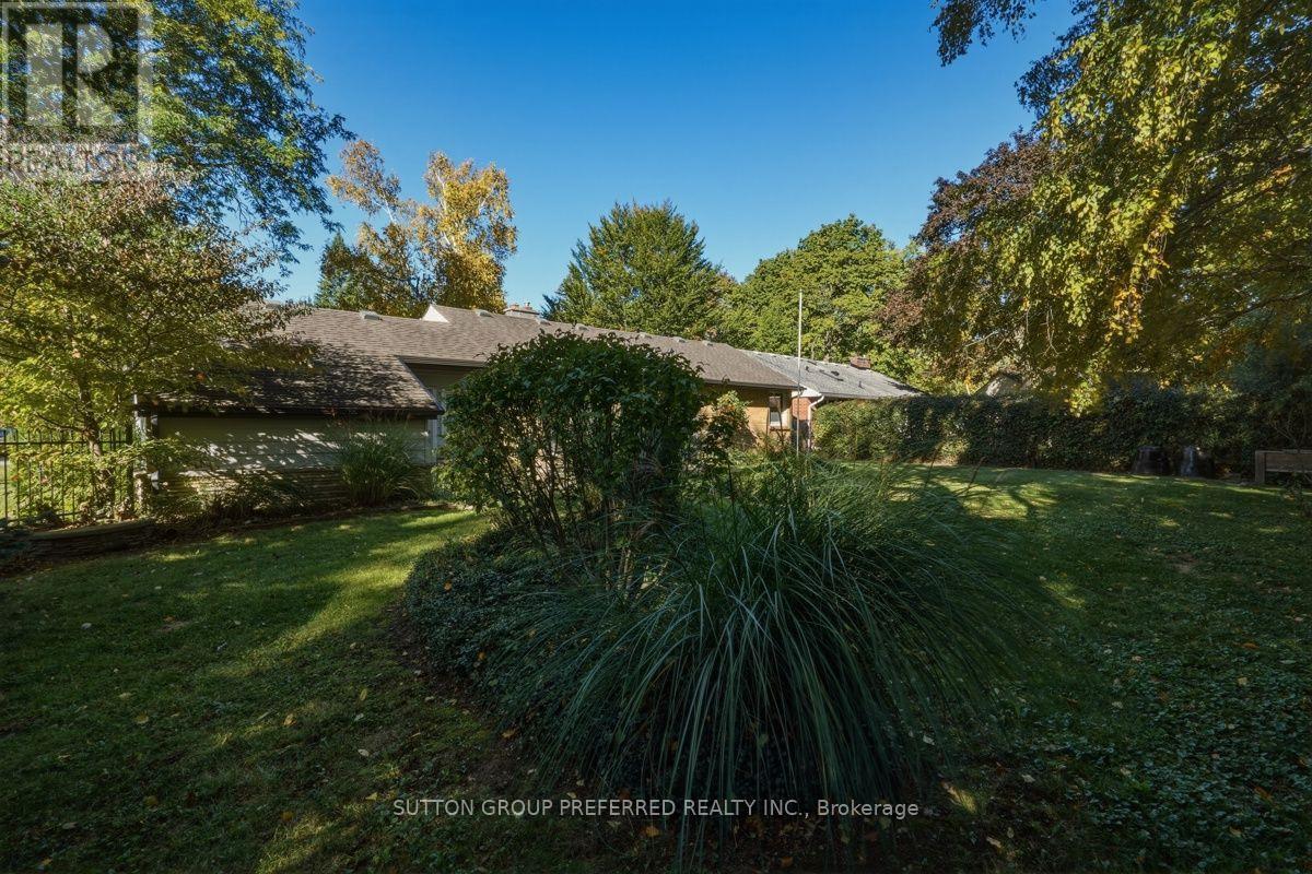 465 Glen Crescent — photo 40
