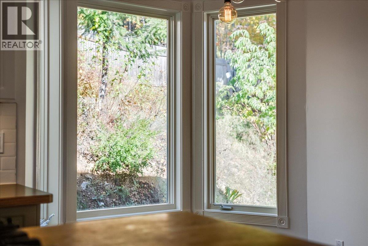 1860 Planer Crescent, Rossland - Image 1