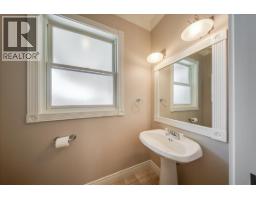 Full bathroom - 1860 Planer Crescent, Rossland, BC V0G1Y0 Photo 7
