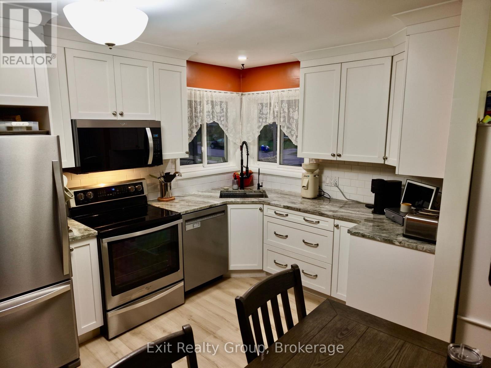 42 Third Avenue, Quinte West, ON photo 10