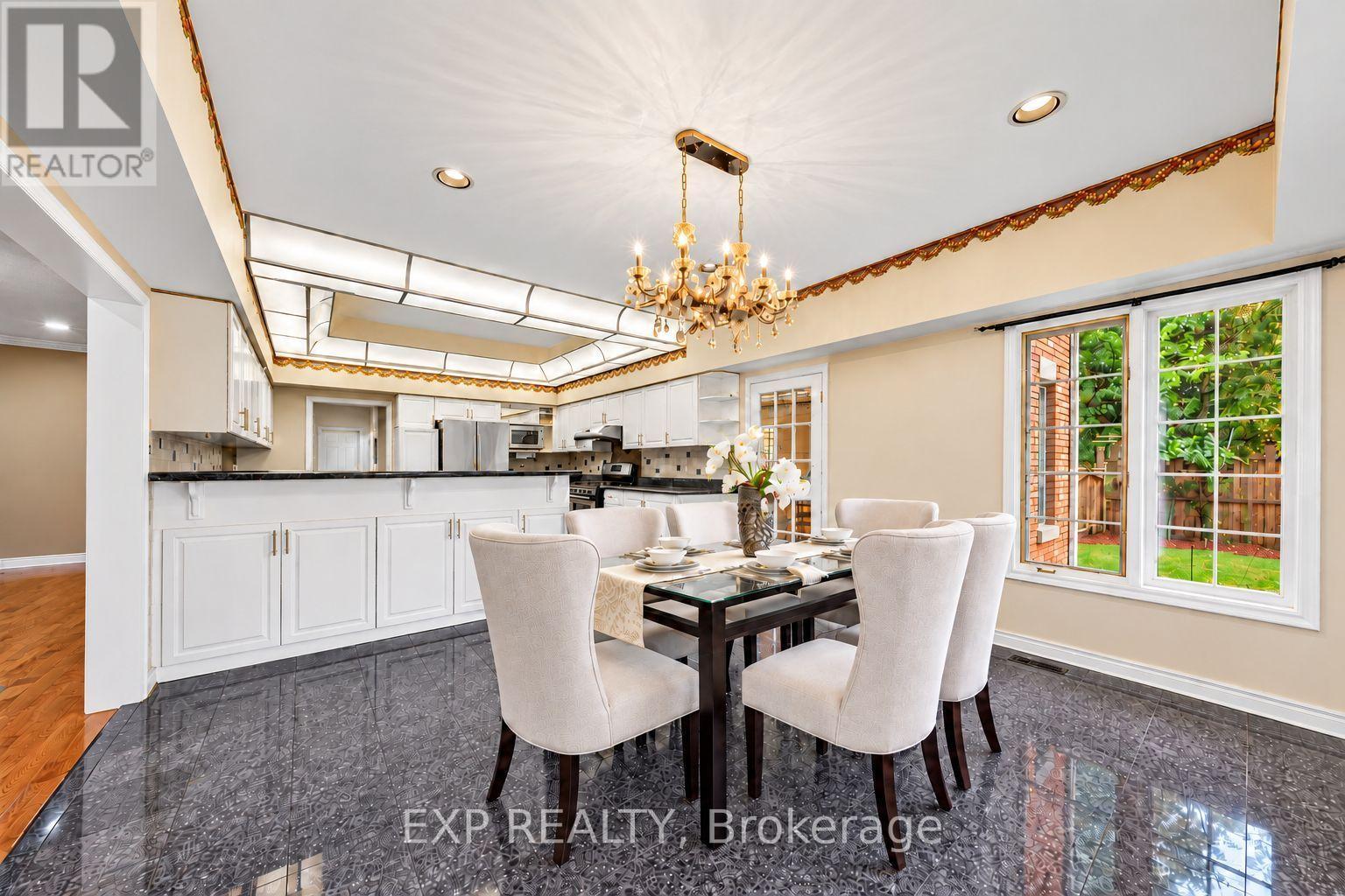 2 Shallmar Gardens, Richmond Hill, ON photo 16
