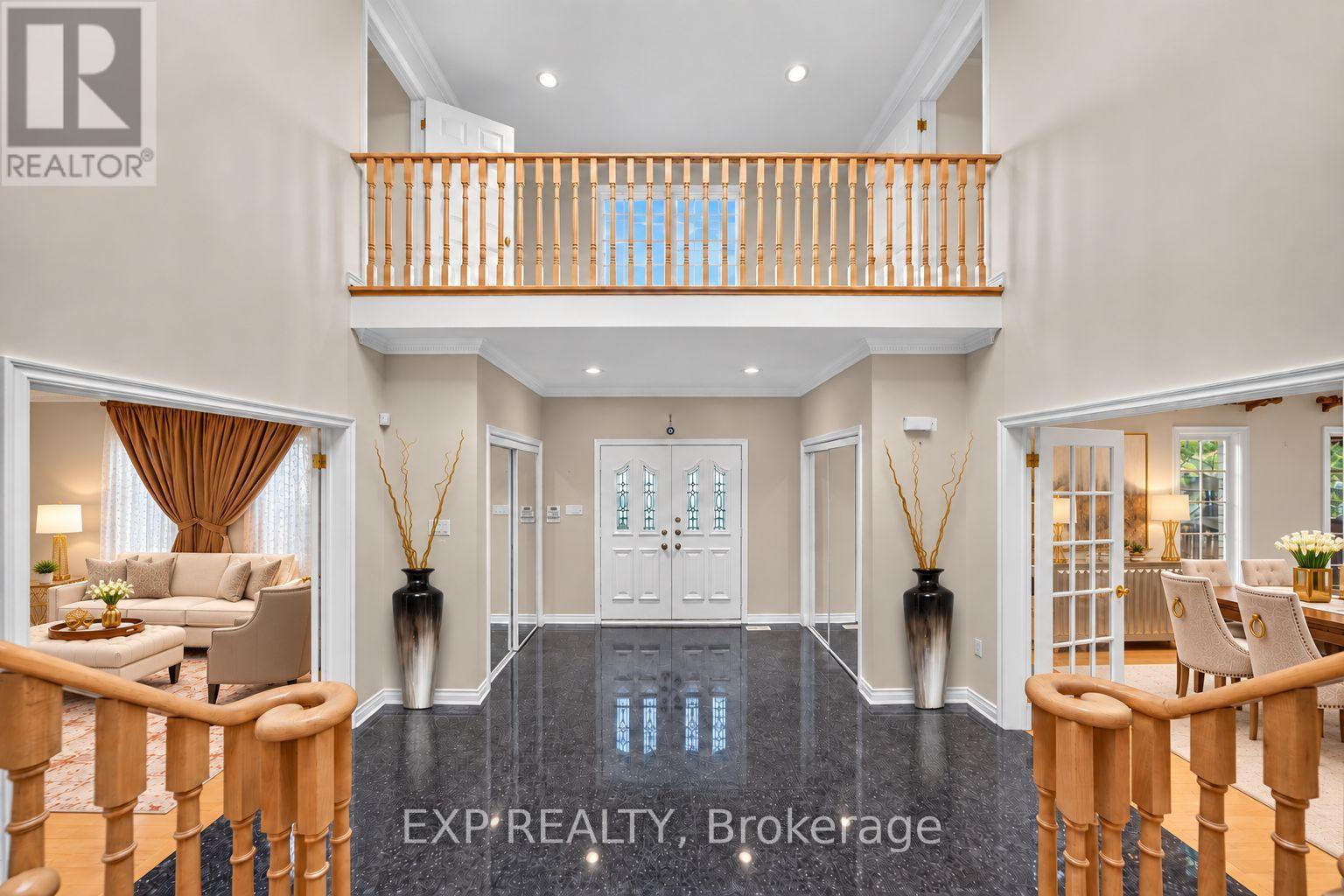 2 Shallmar Gardens, Richmond Hill, ON photo 5