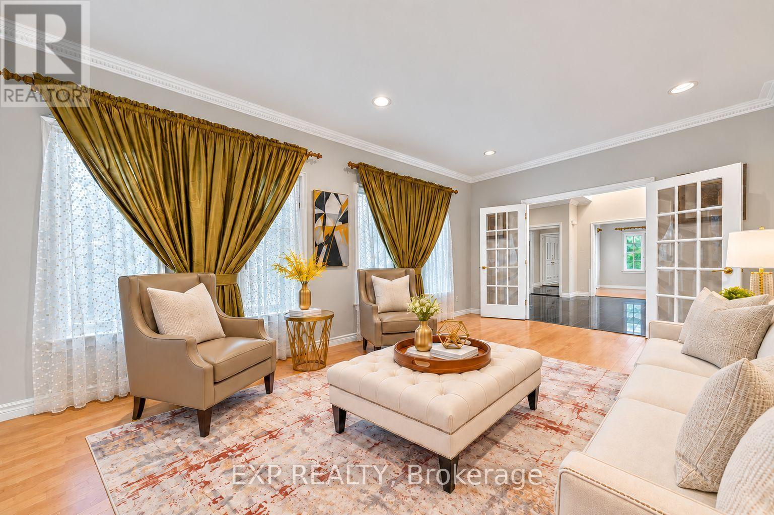 2 Shallmar Gardens, Richmond Hill, ON photo 6