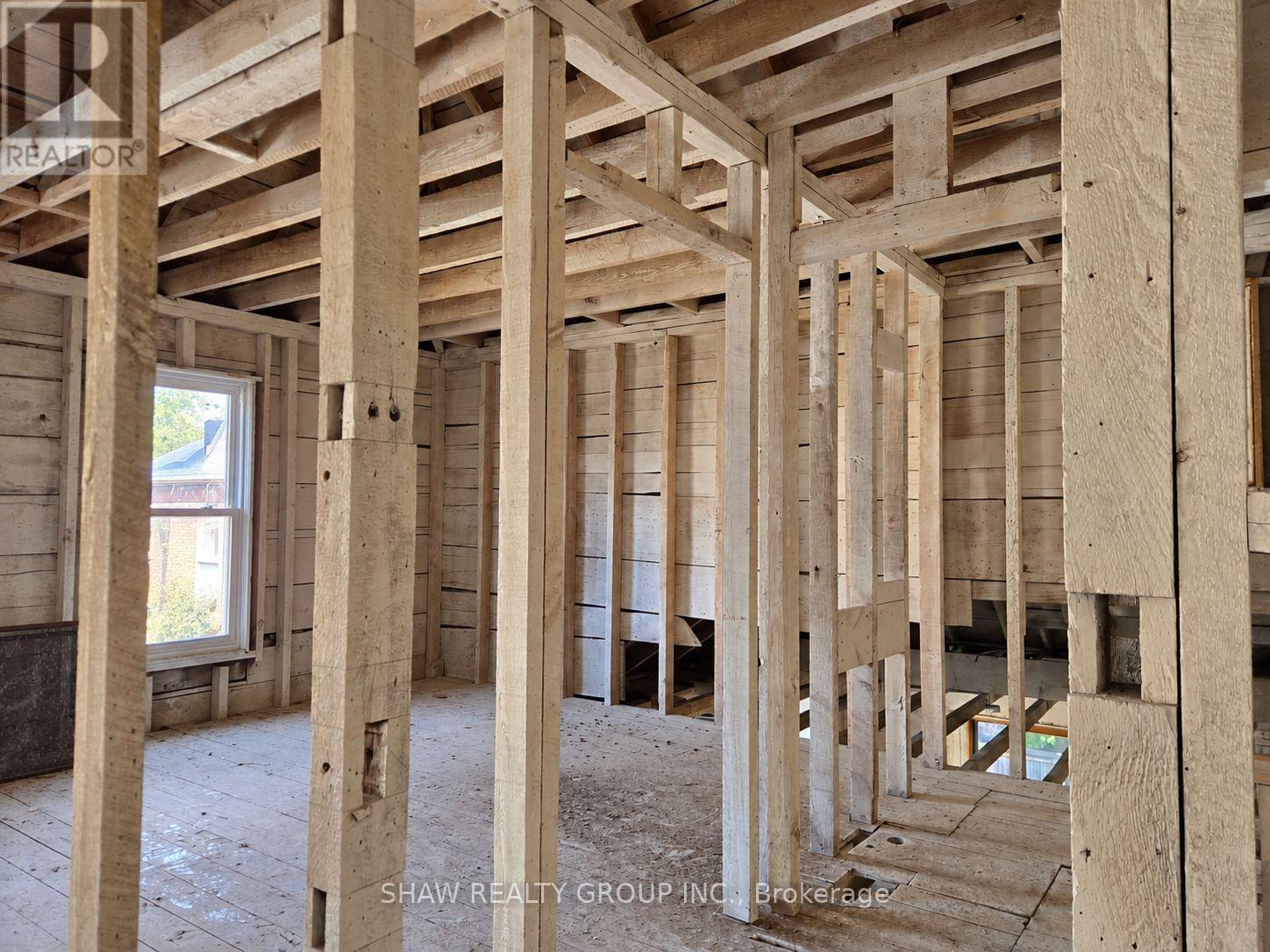 371 HUNTER STREET - 9