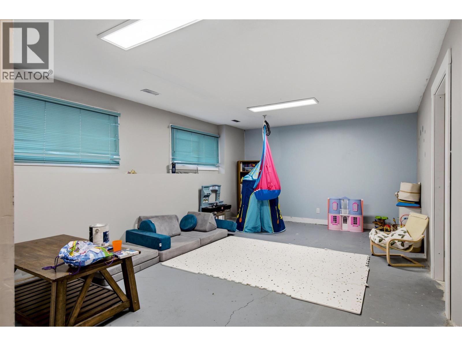 220 CORNWALL CRESCENT - 14