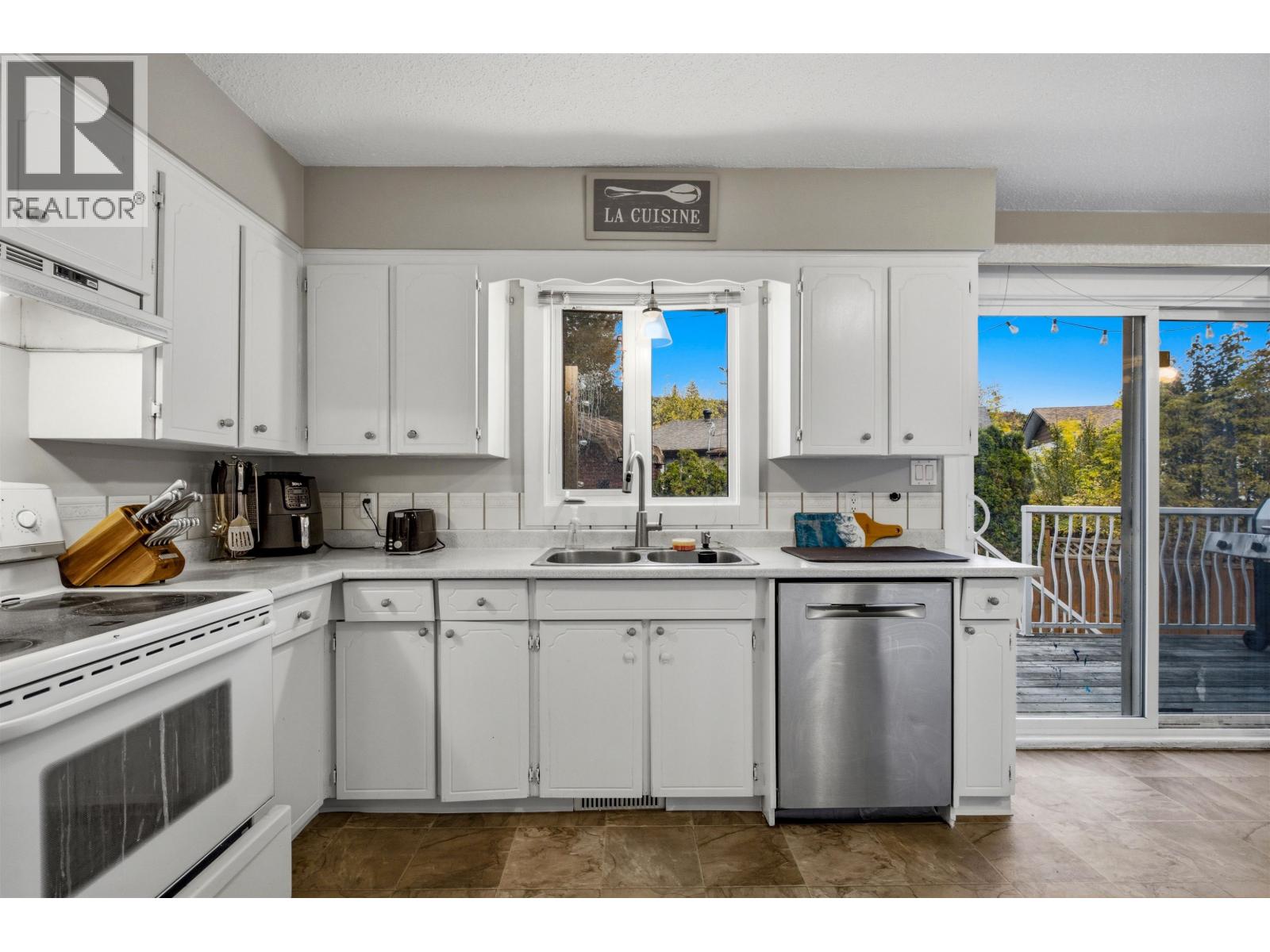 220 CORNWALL CRESCENT - 3