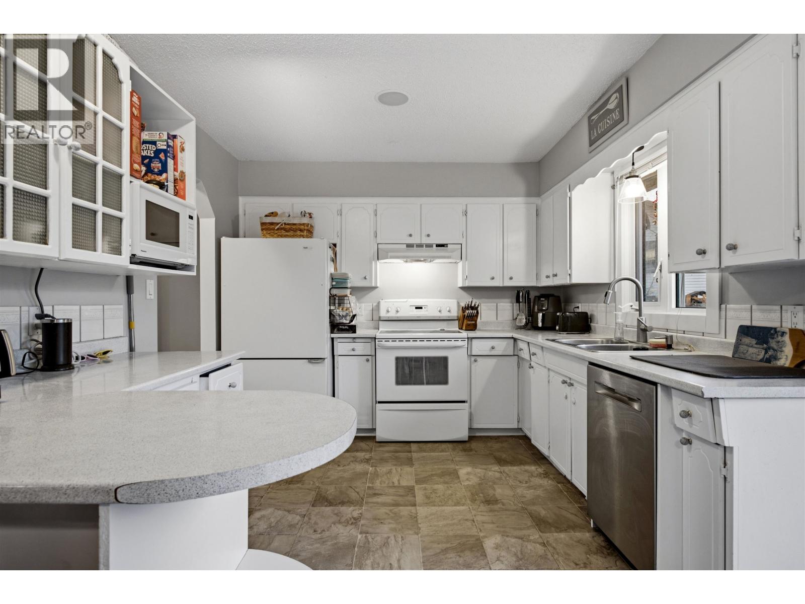 220 CORNWALL CRESCENT - 4