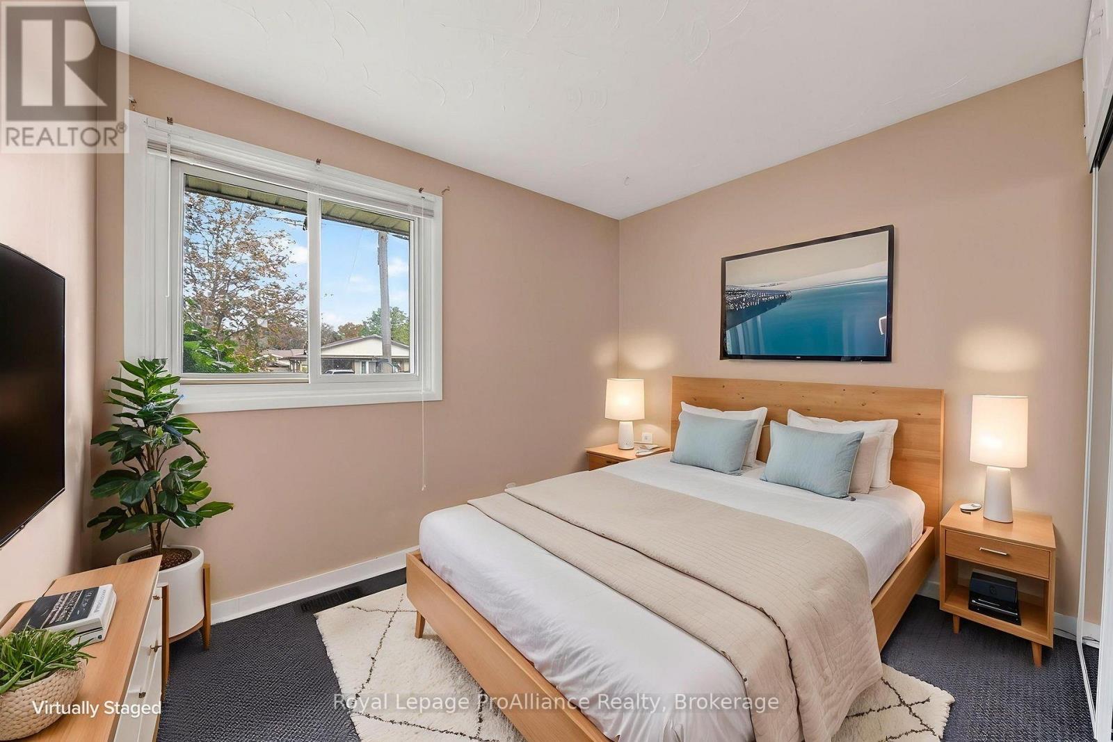 26 LEXINGTON CRESCENT - 18