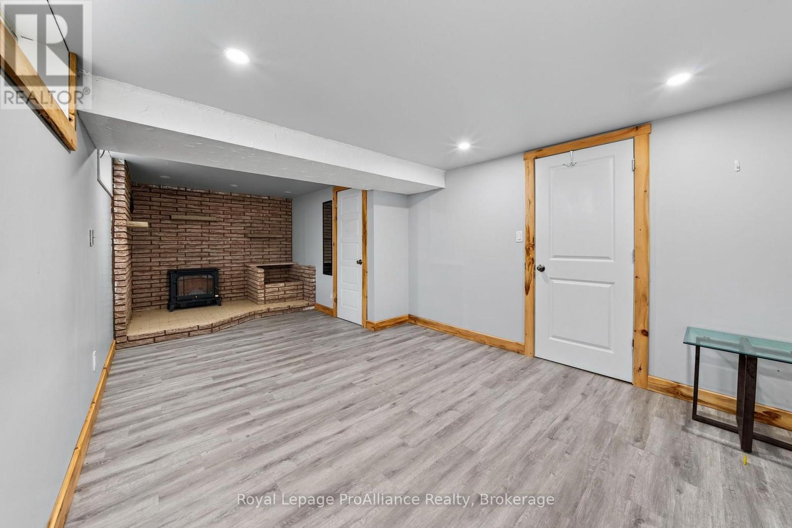 26 LEXINGTON CRESCENT - 24