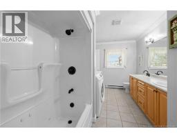 Main Level full Bathroom / ensuite