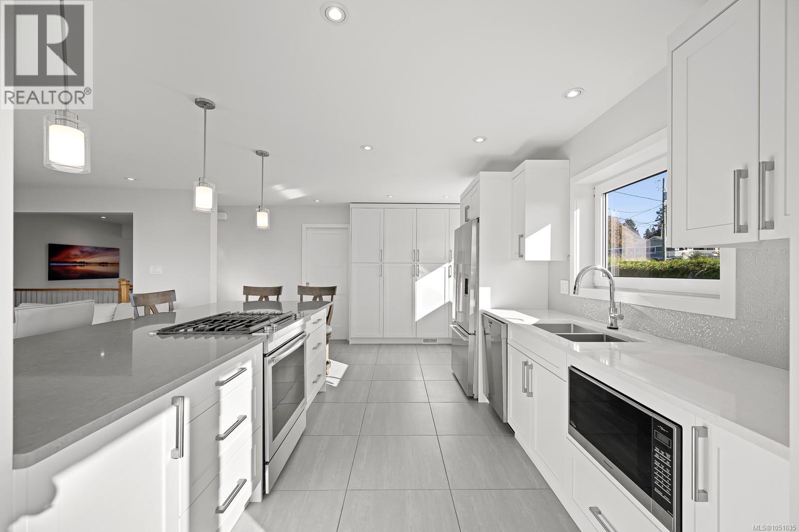 1935 Taylor Ave, Comox - Image 1