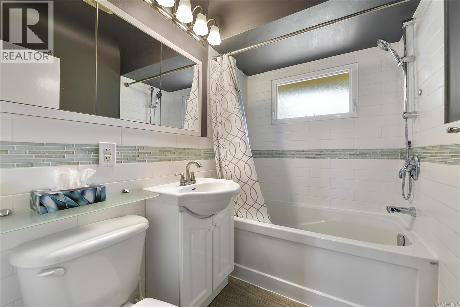  3213 Aldridge Street, Saanich