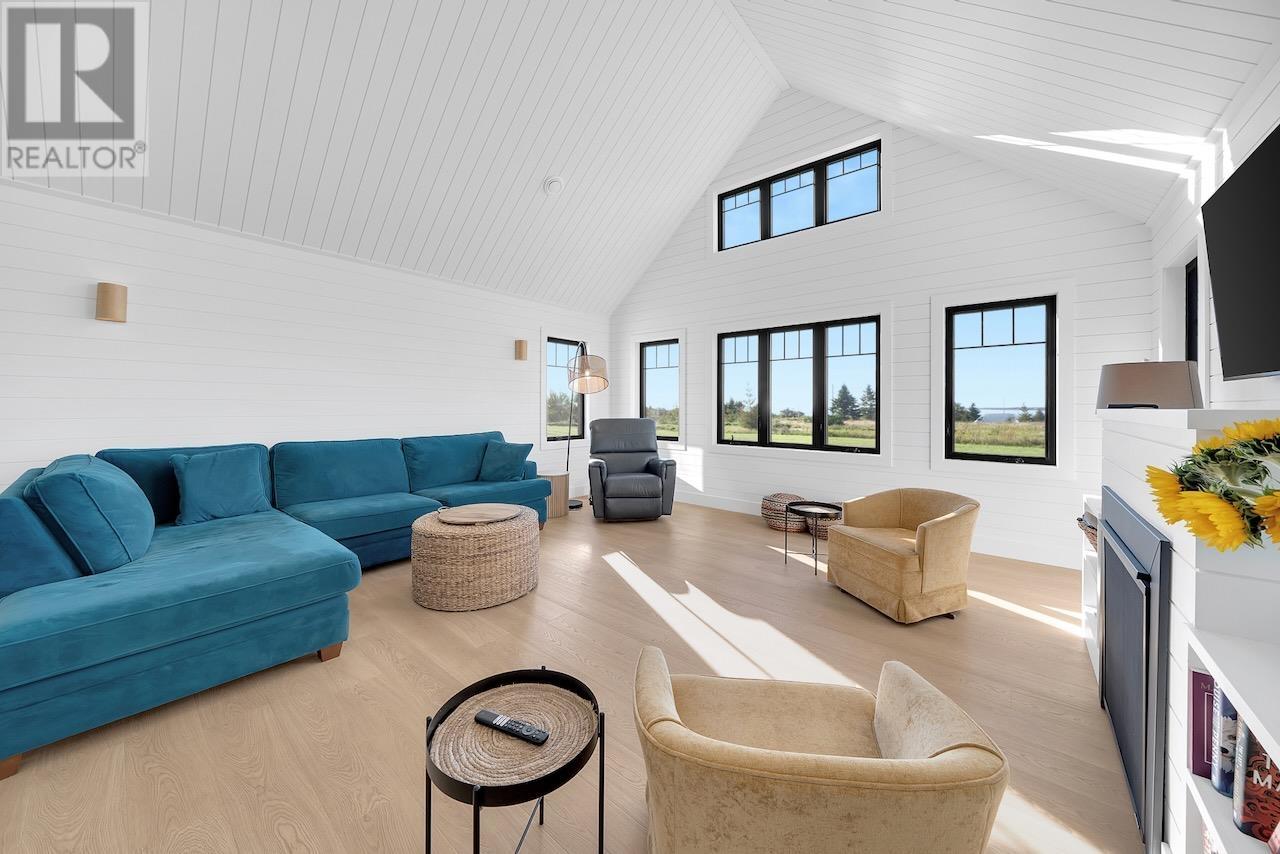 64 DINGWELL Road - 13