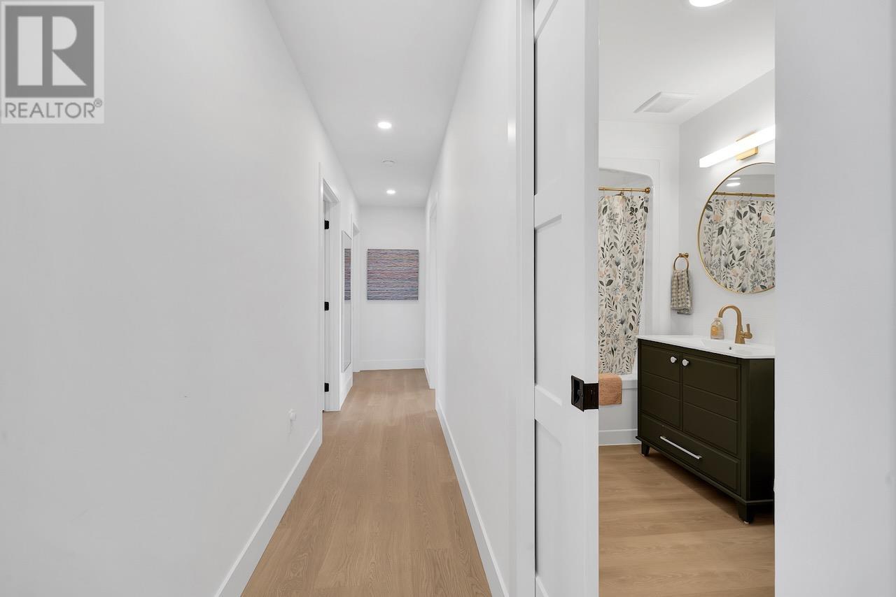 64 DINGWELL Road - 24
