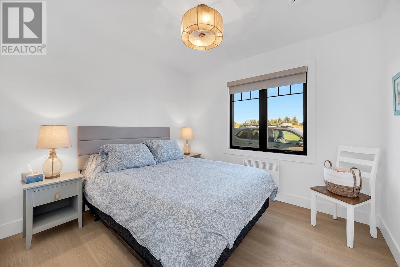 64 DINGWELL Road - 26