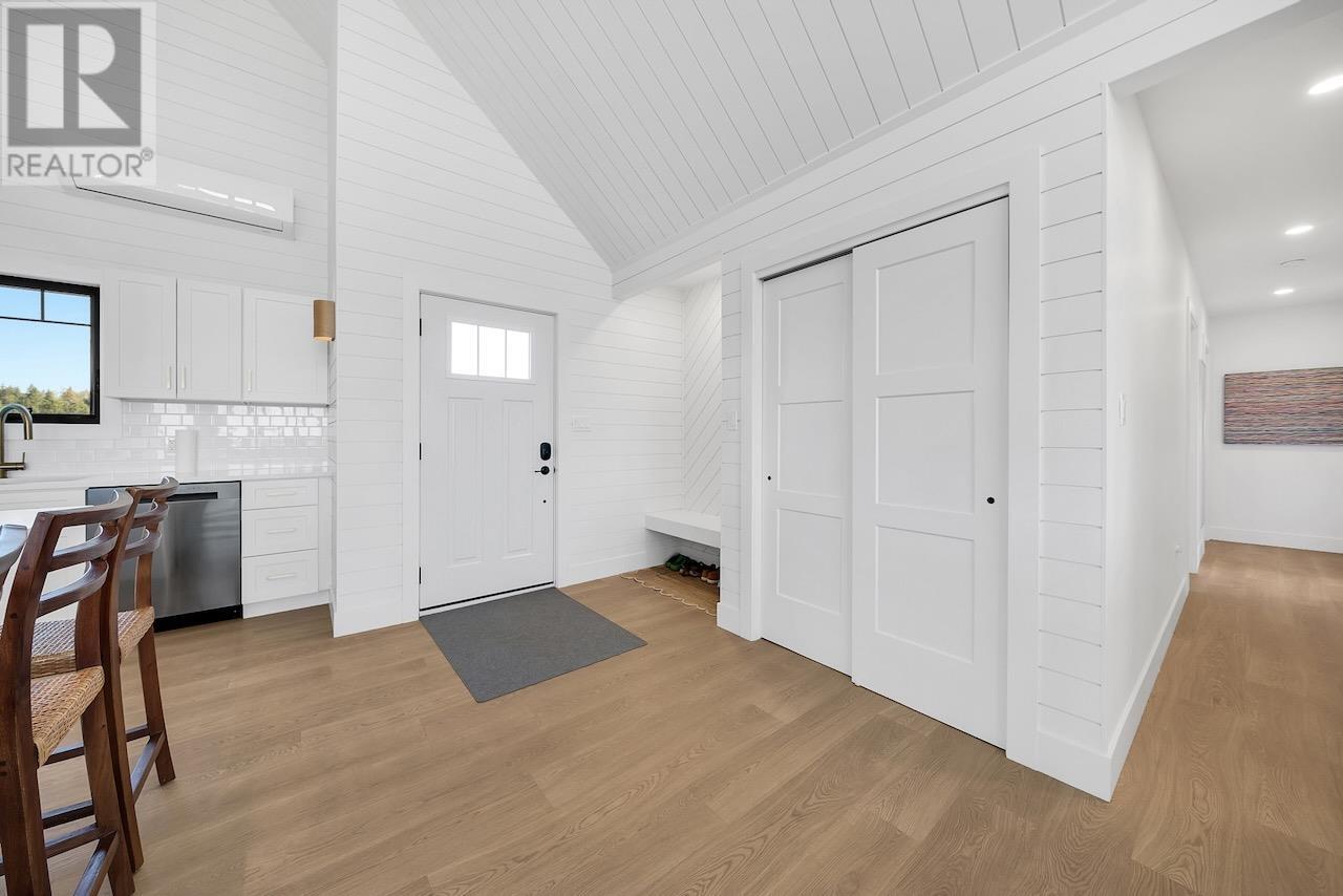 64 DINGWELL Road - 6