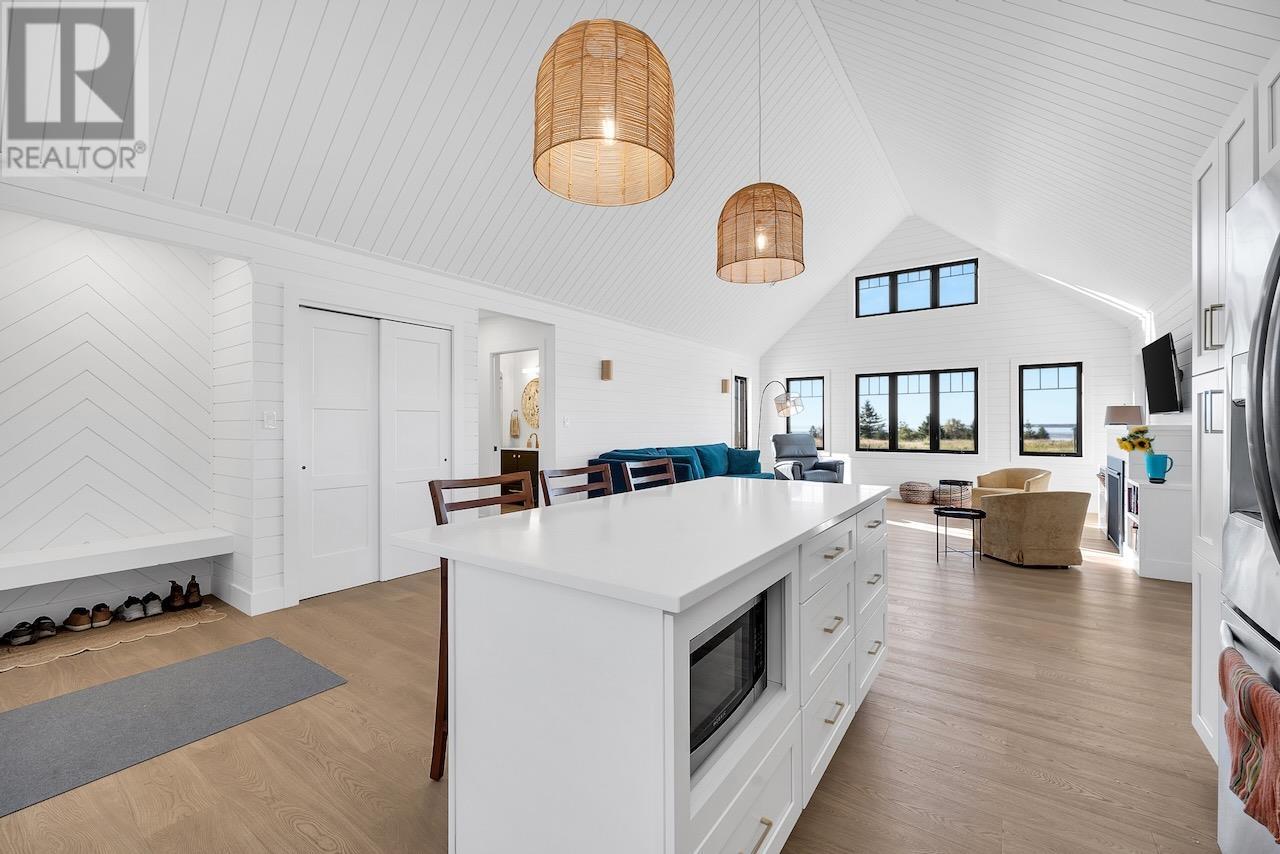 64 DINGWELL Road - 10