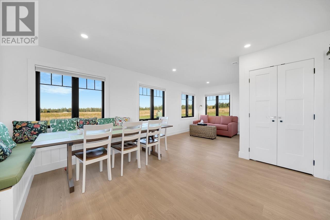 64 DINGWELL Road - 22