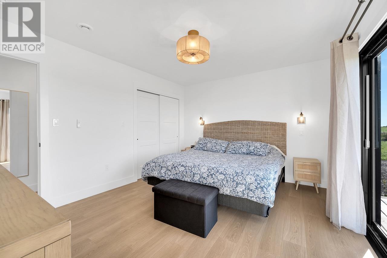 64 DINGWELL Road - 30