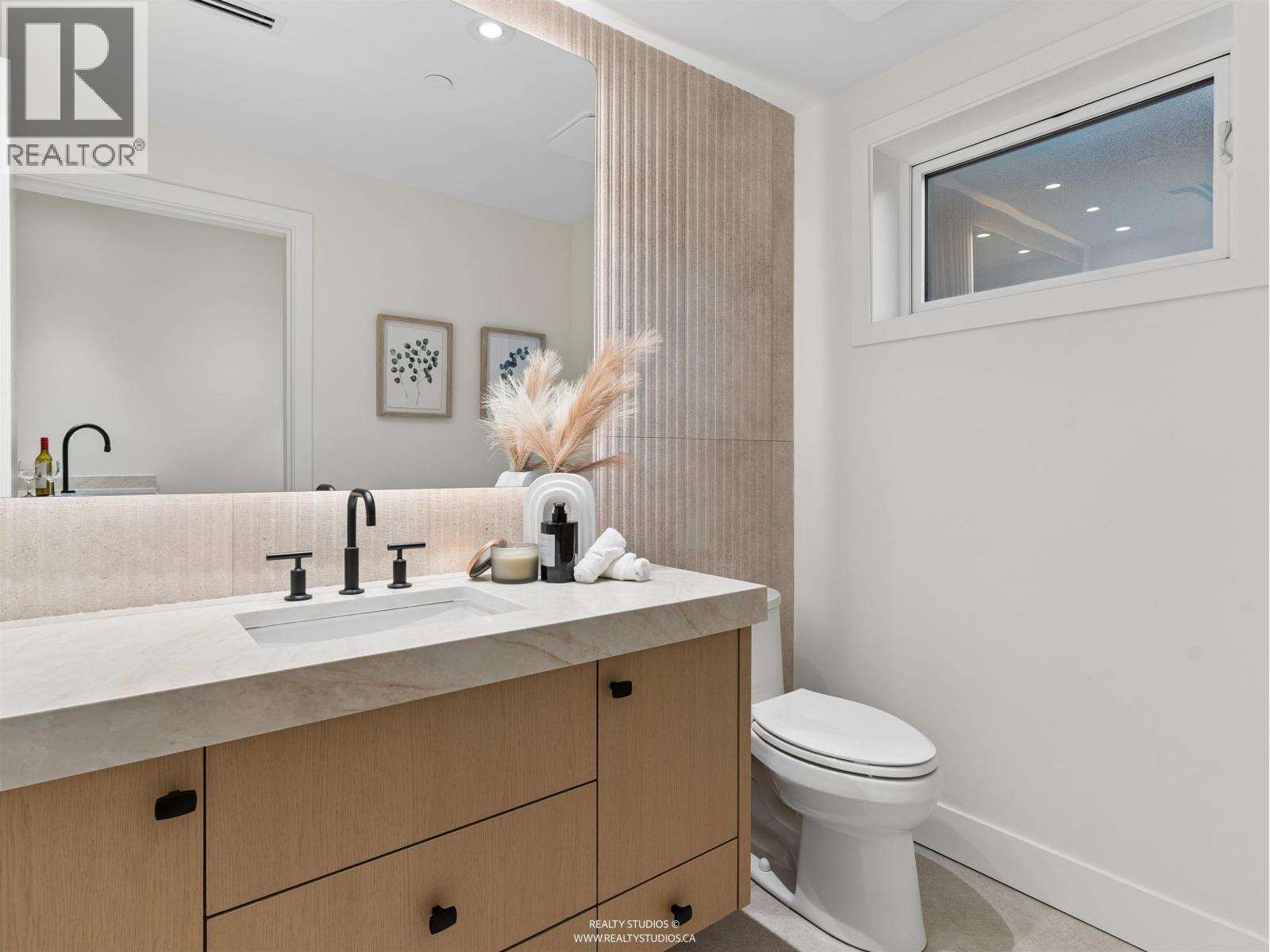 2543 E 2ND AVENUE, Vancouver - Image 1