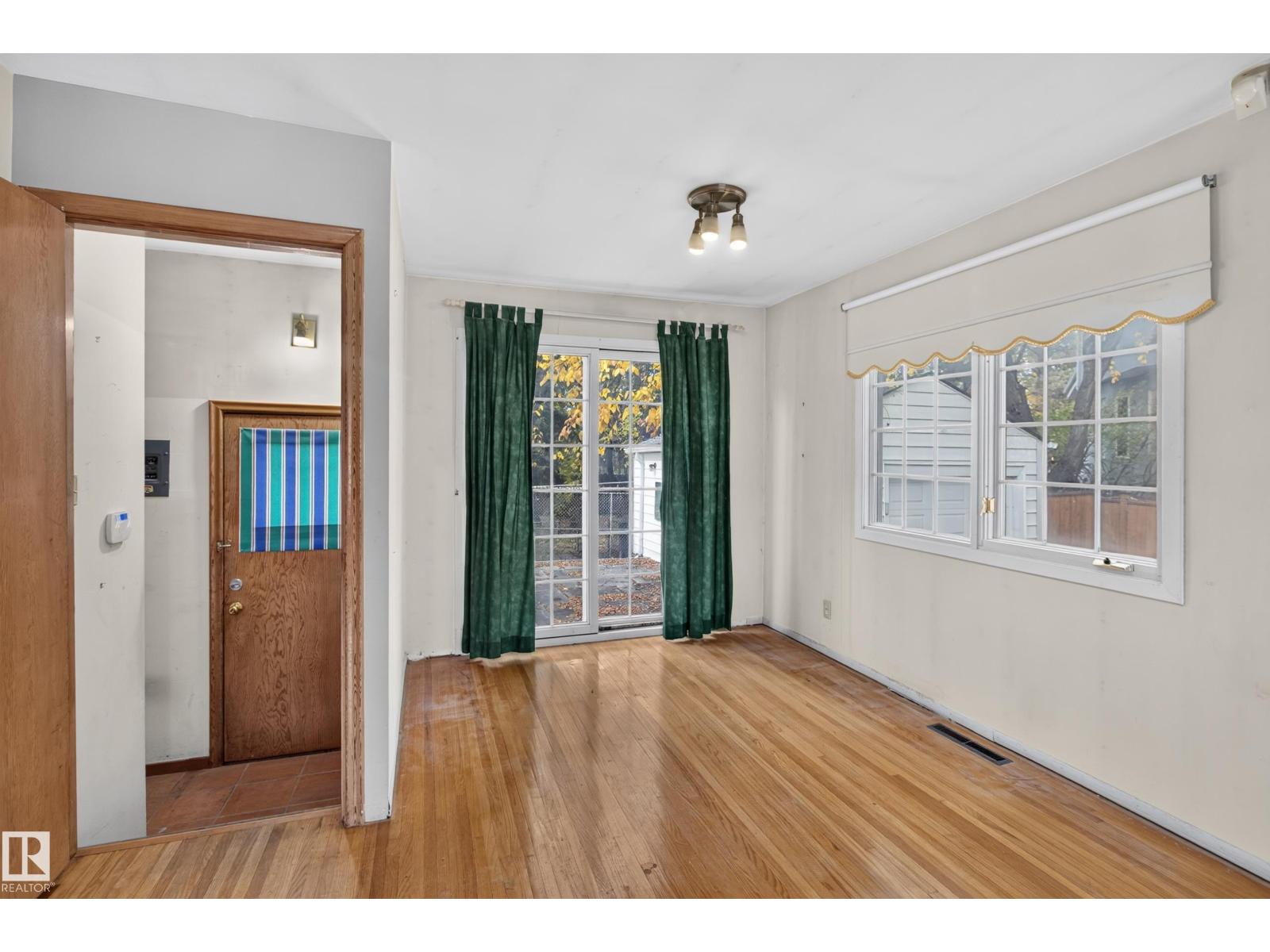 5422 110 ST NW - 10