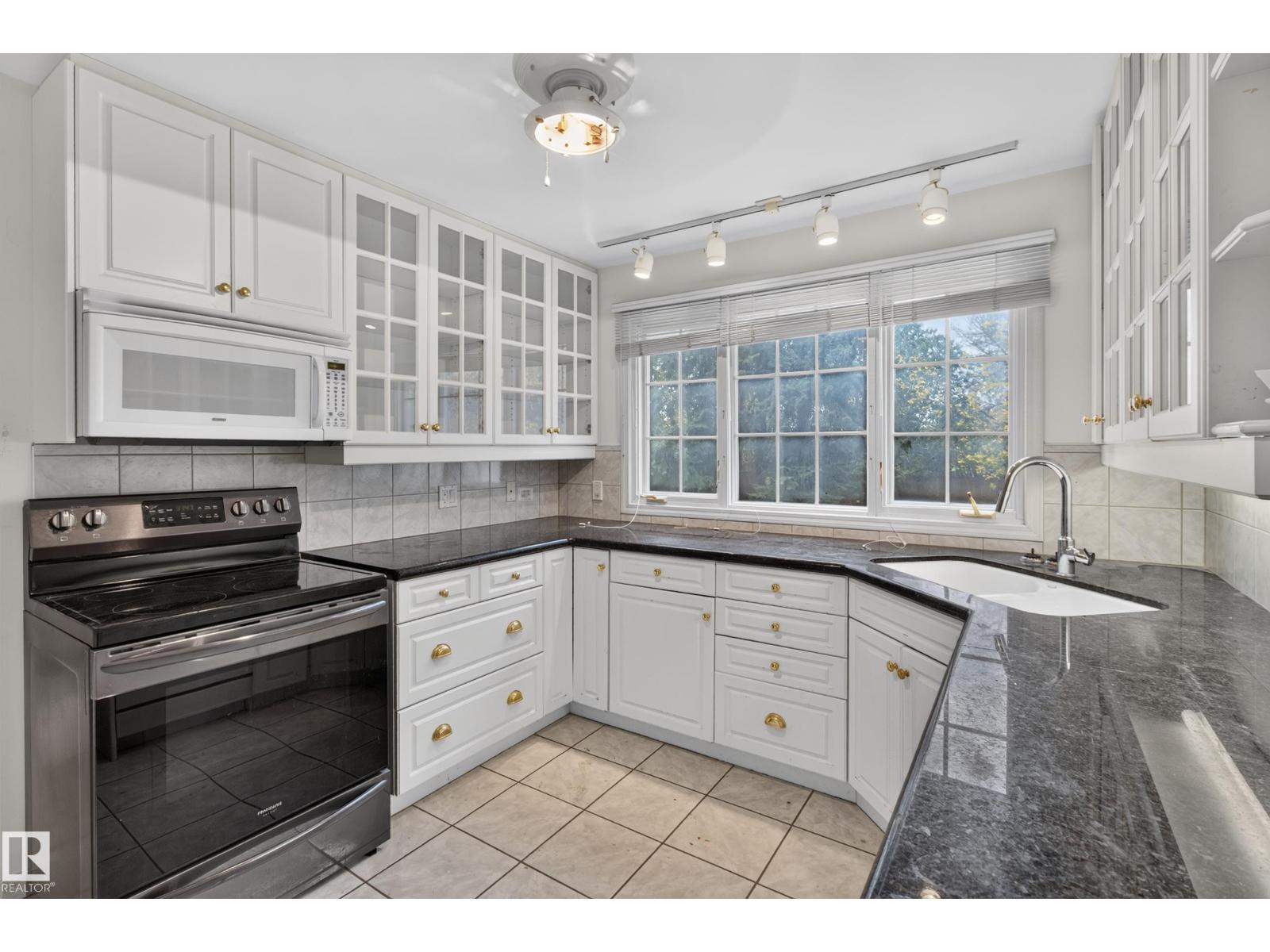 5422 110 ST NW - 12
