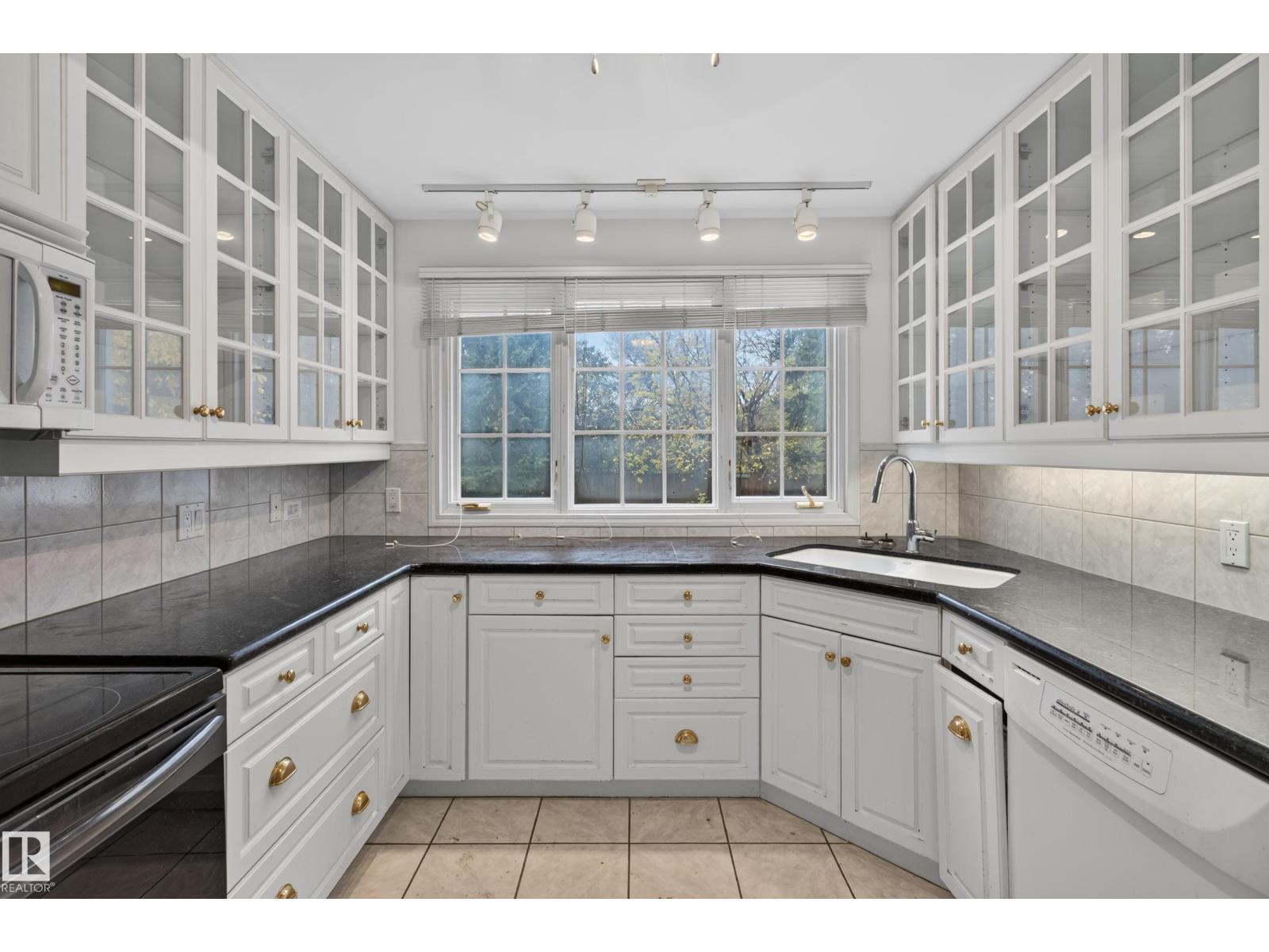 5422 110 ST NW - 13