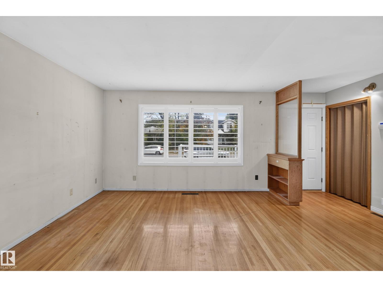 5422 110 ST NW - 7