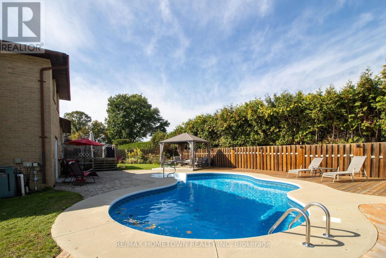 229 COLONEL DOUGLAS CRESCENT - 2
