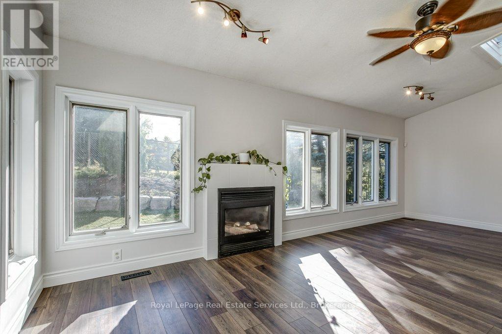 22 DAFFODIL CRESCENT - 18