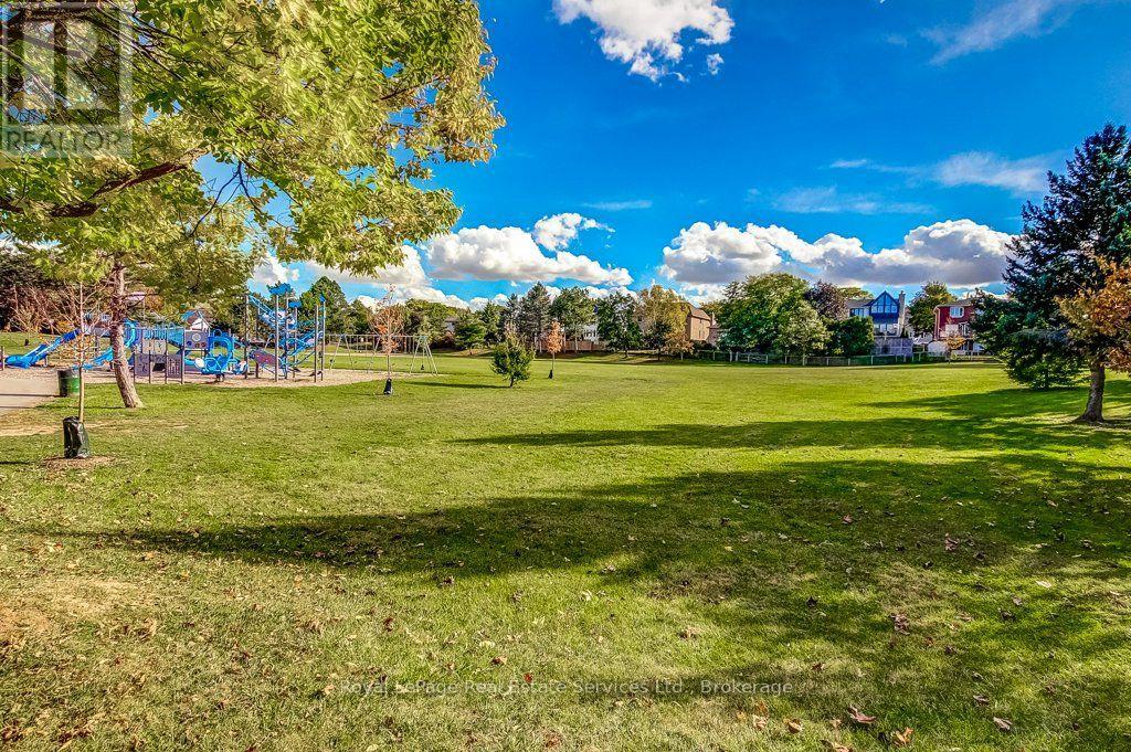 22 Daffodil Crescent — photo 42