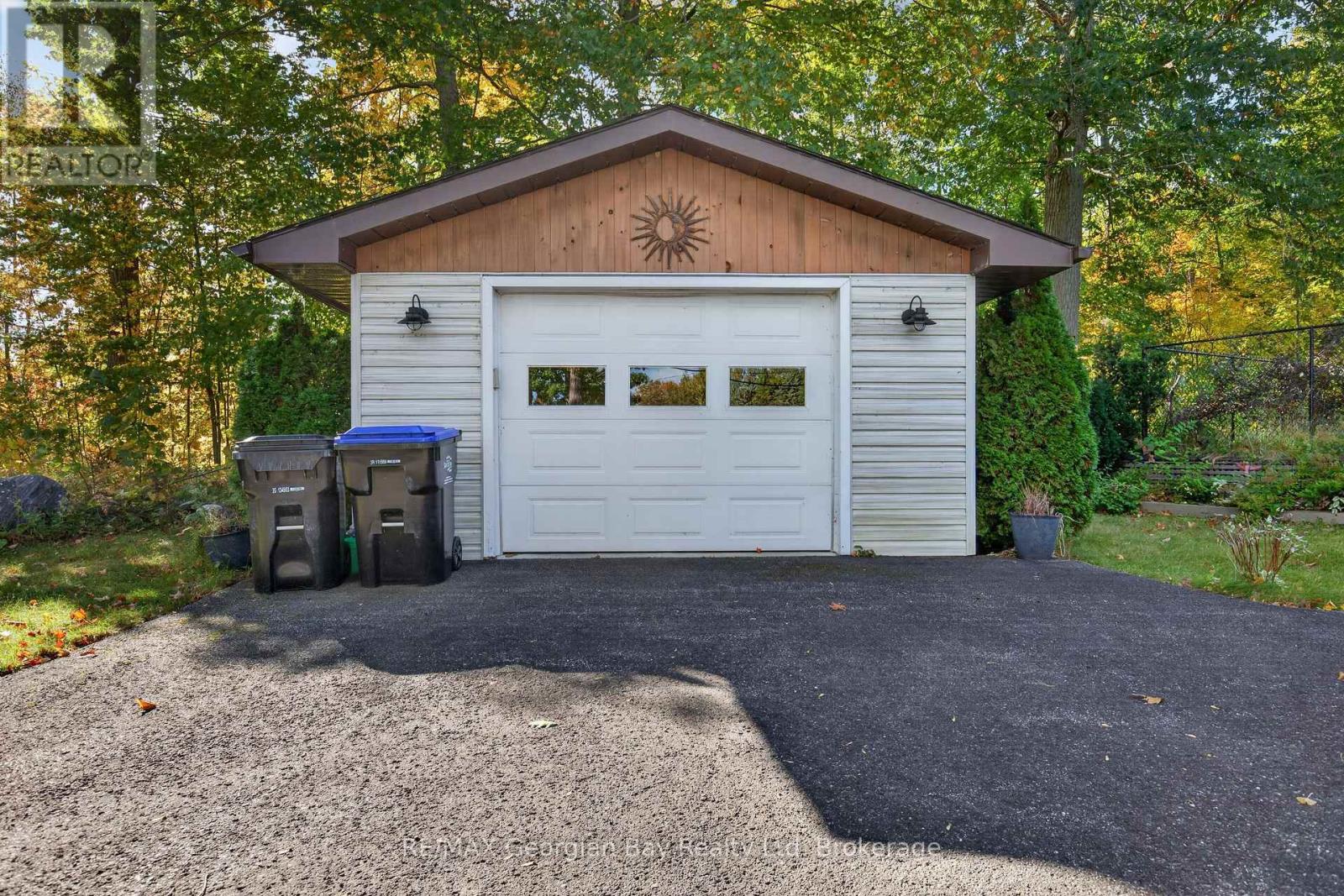 18 SALLOWS DRIVE - 30