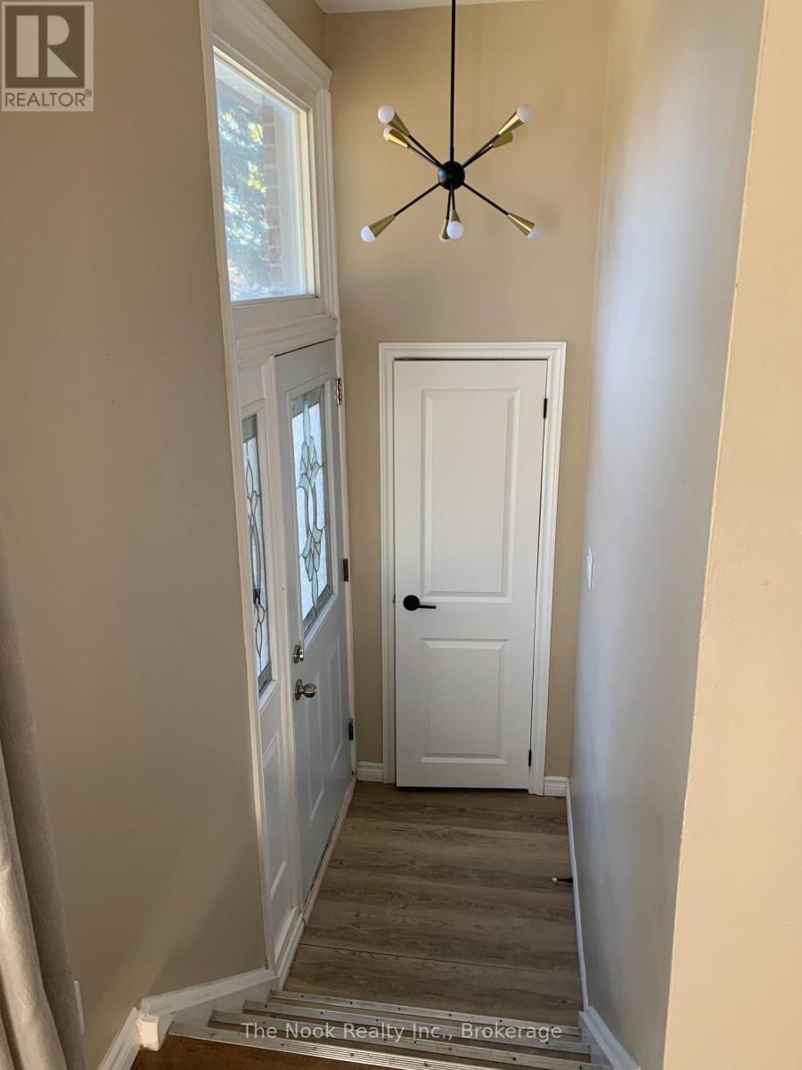 Upper- 210 Dovedale Drive, Whitby, ON photo 2