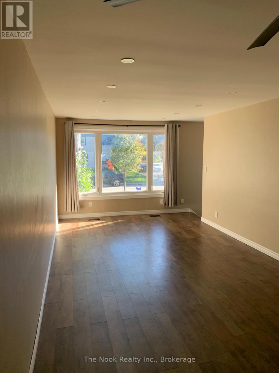 Upper- 210 Dovedale Drive, Whitby, ON photo 3