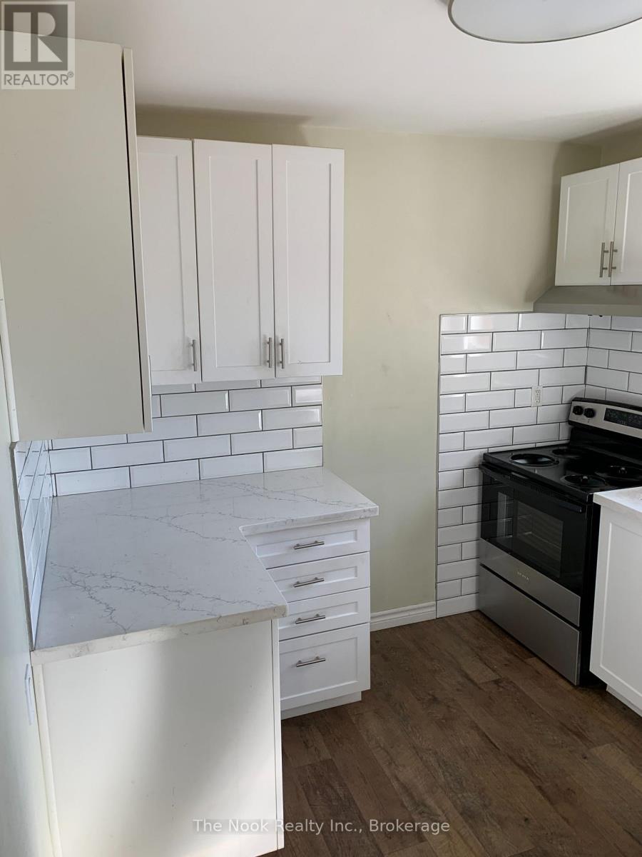 Upper- 210 Dovedale Drive, Whitby, ON photo 4
