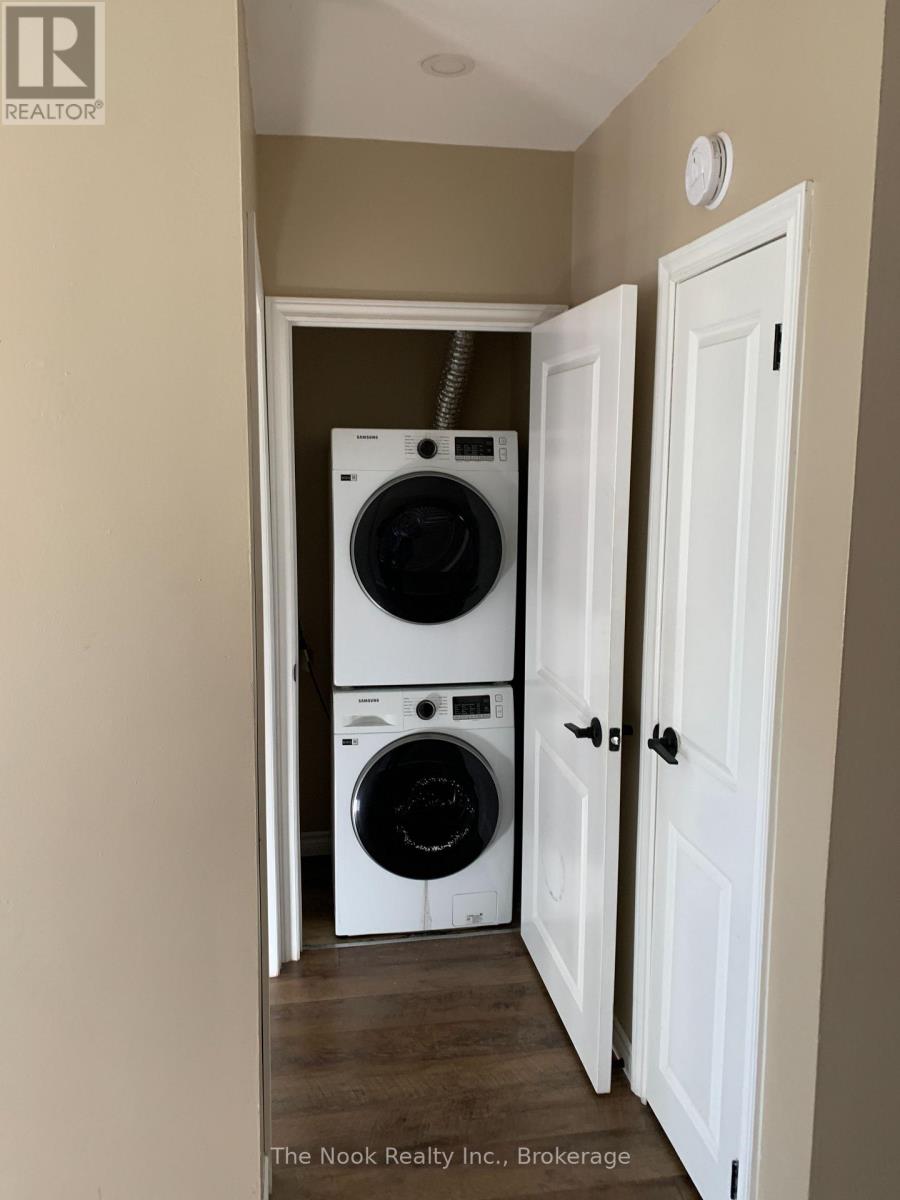 Upper- 210 Dovedale Drive, Whitby, ON photo 5