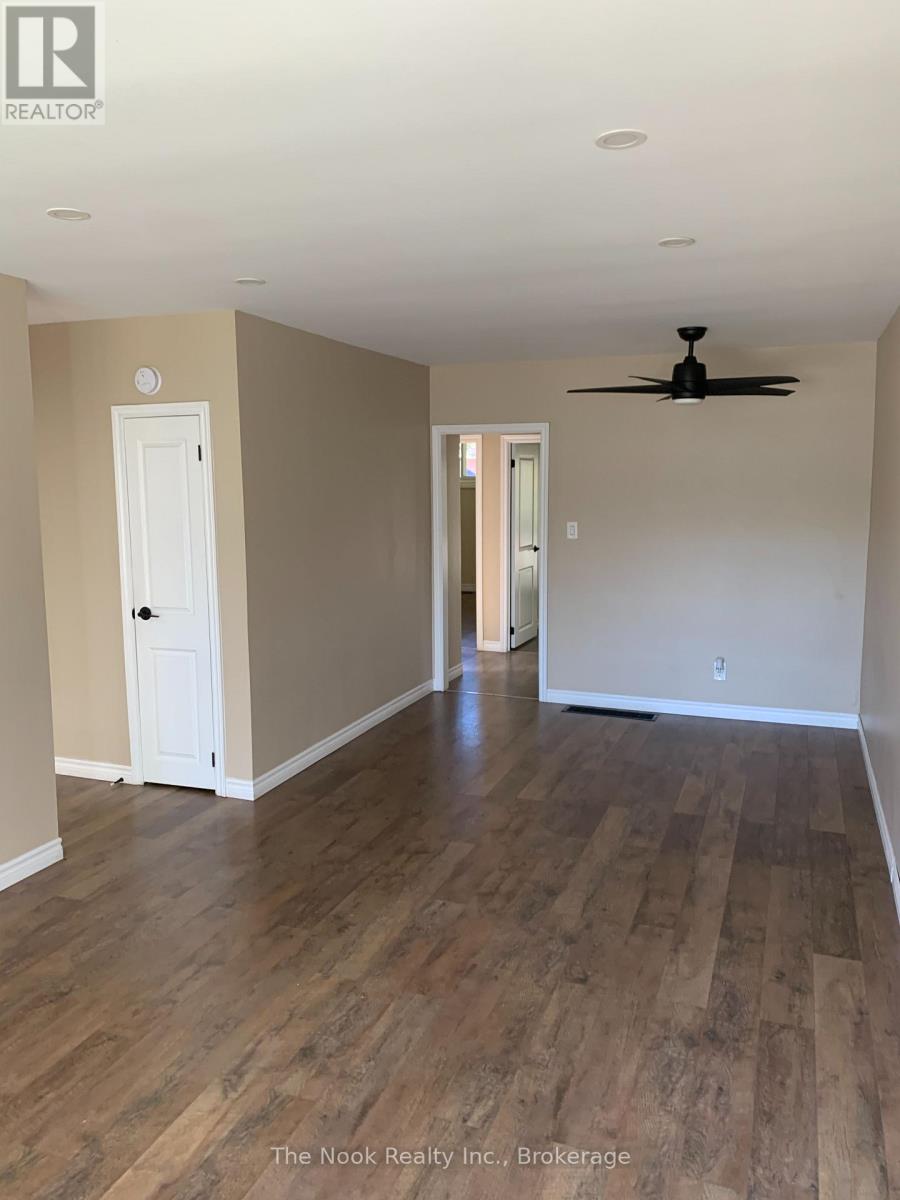Upper- 210 Dovedale Drive, Whitby, ON photo 6