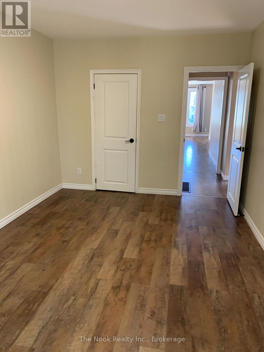 Upper- 210 Dovedale Drive, Whitby, ON photo 9
