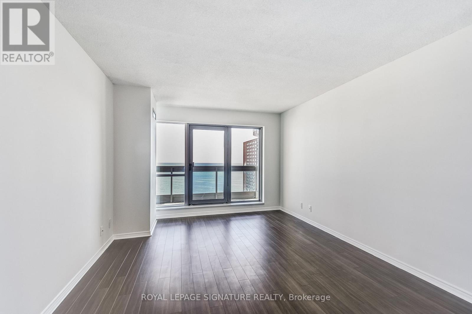 10 Yonge Street — photo 15