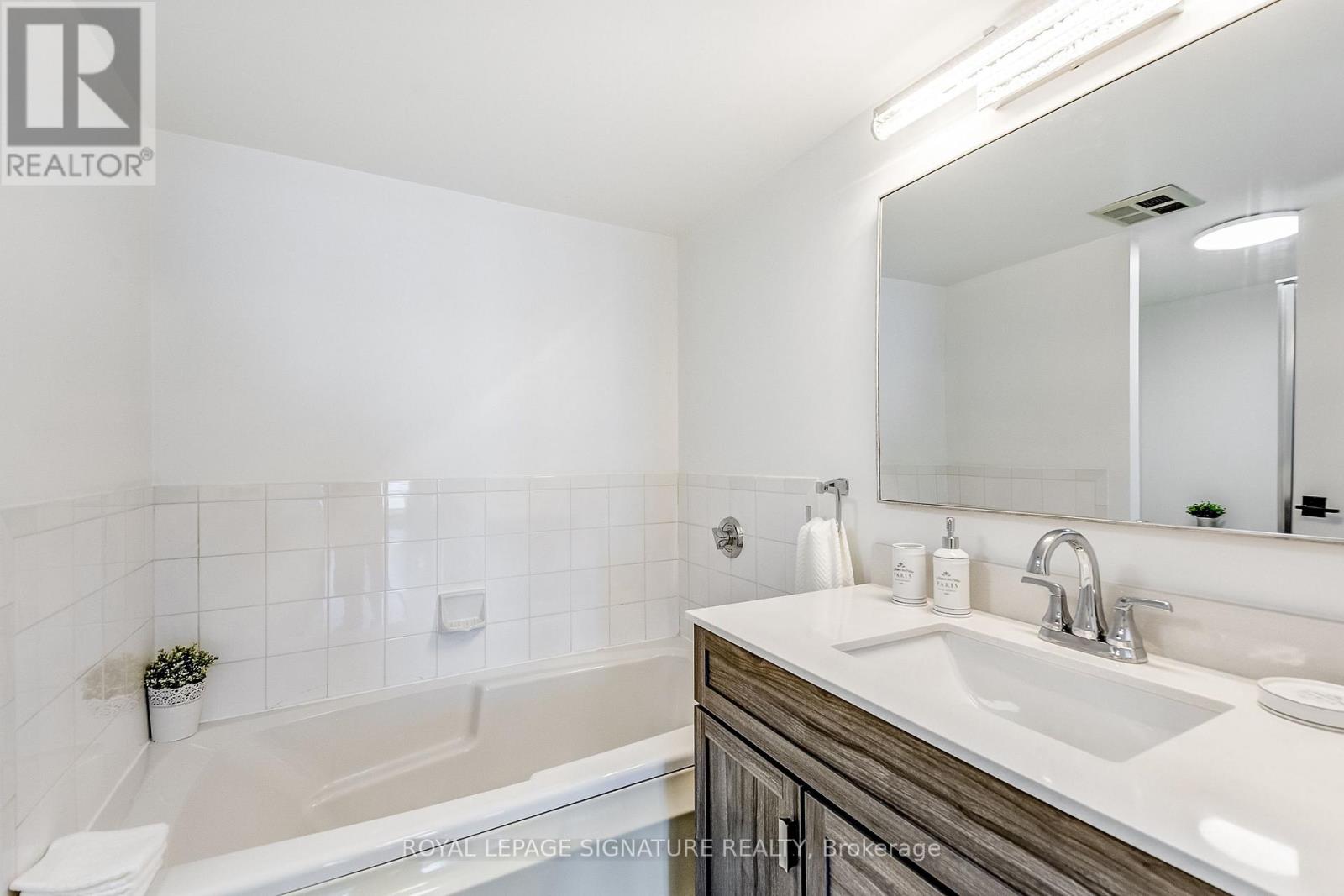 10 Yonge Street — photo 18