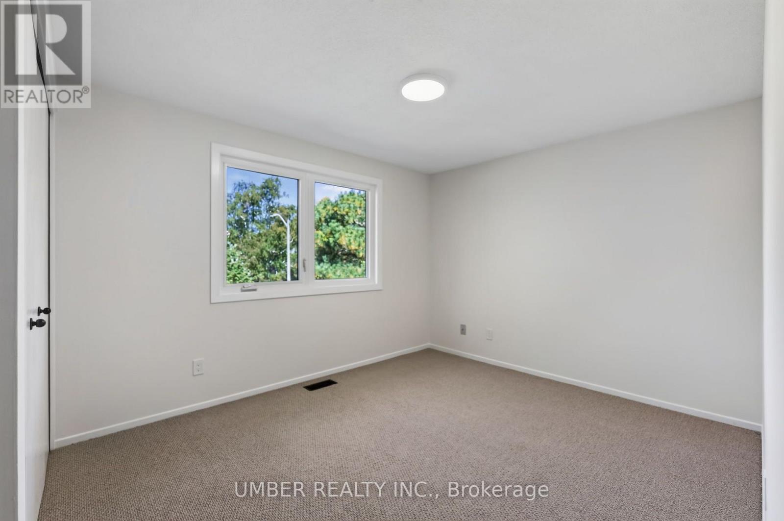 120 Hawk Crescent — photo 36