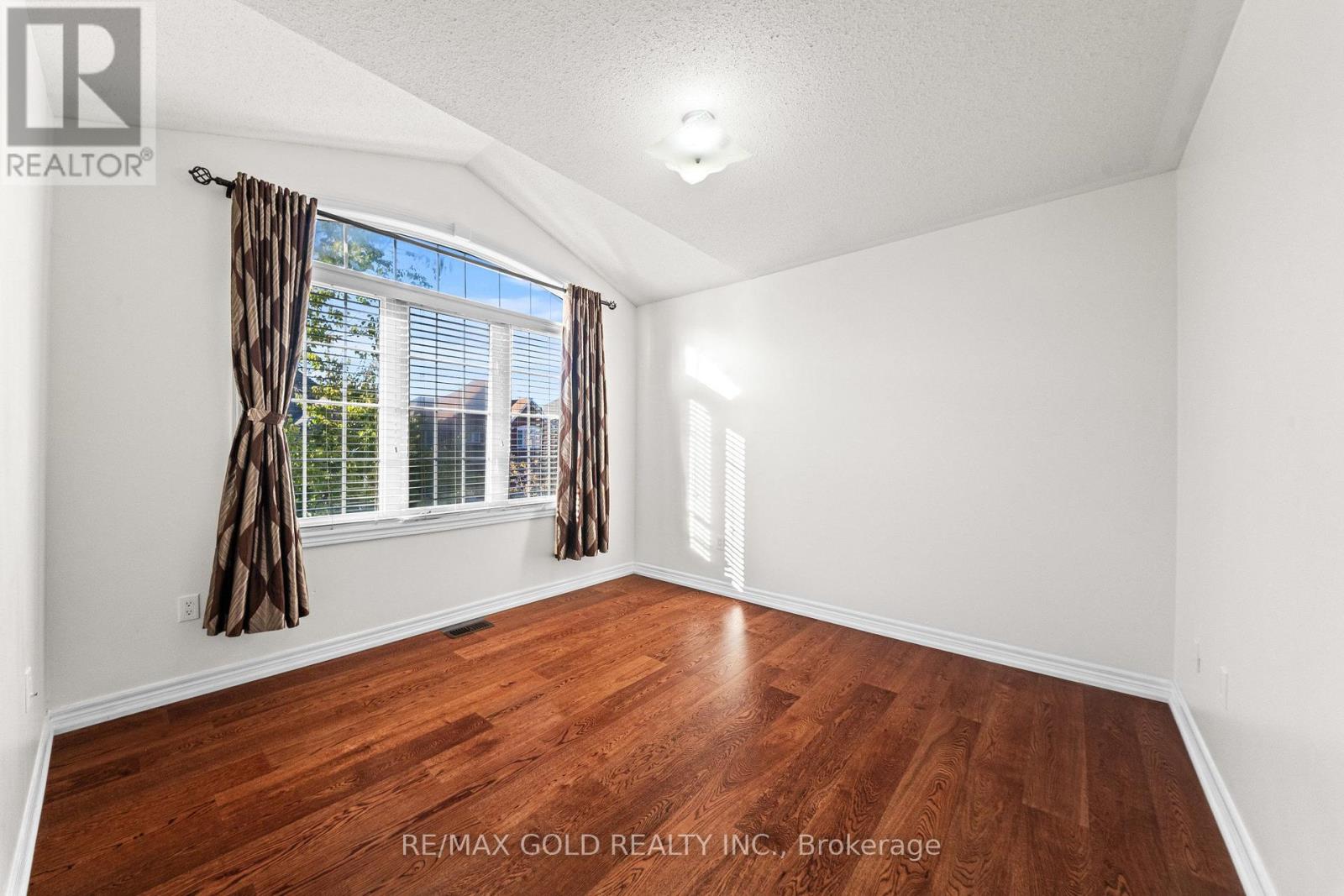 11 Maple Valley Street, Brampton, ON photo 16