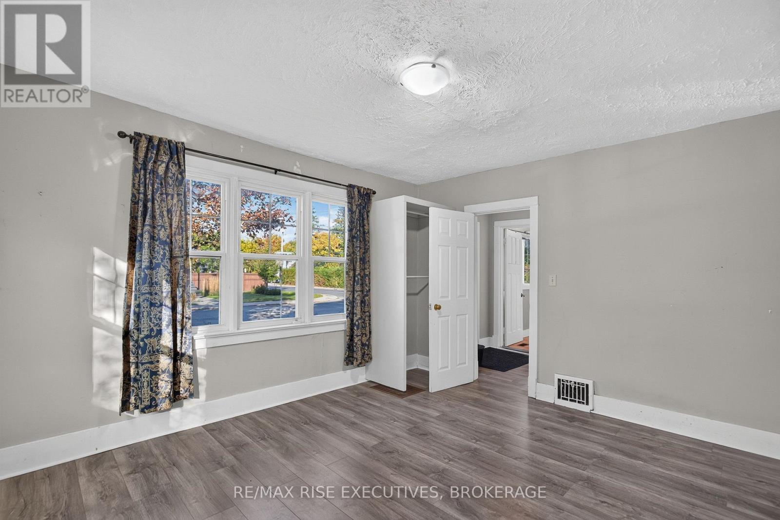 273 COLLEGE STREET - 10