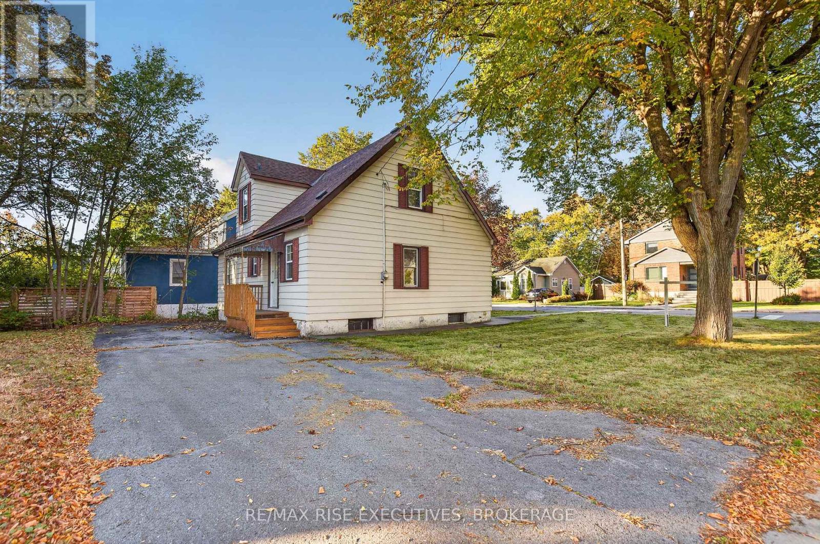 273 COLLEGE STREET - 2