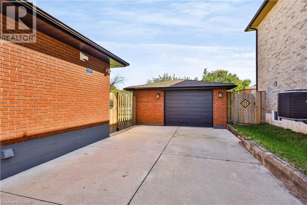 38 DEERHURST Road - 34